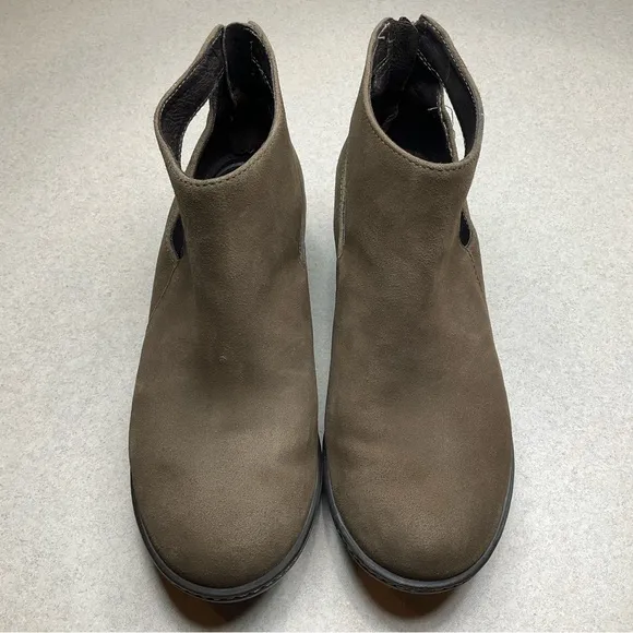 Dansko Cut‎ Out Ankle Bootie 37 Taupe Suede