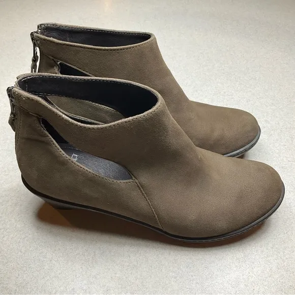 Dansko Cut‎ Out Ankle Bootie 37 Taupe Suede