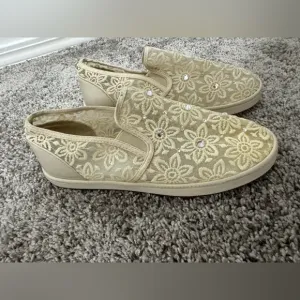 Women’s Stuart weitzman shoes lace size 8